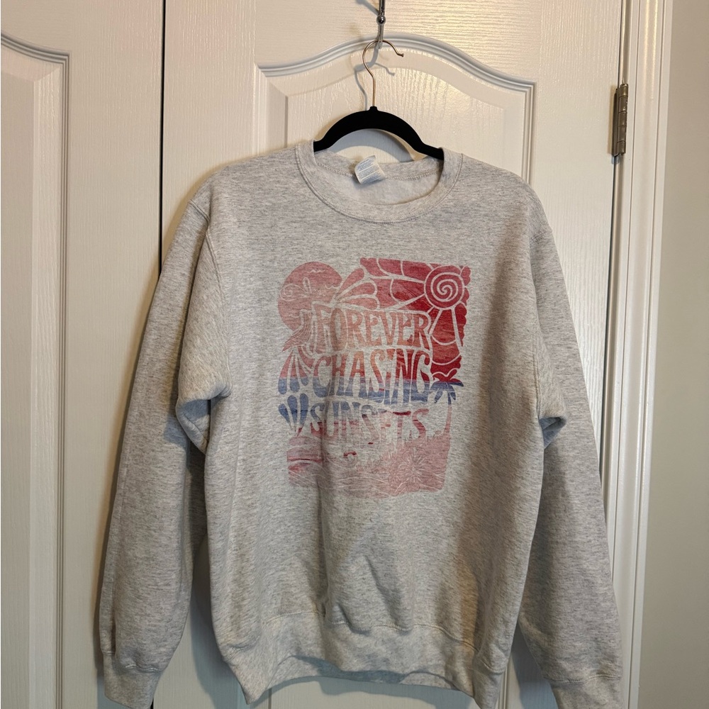 Graphic Gray Sweatshirt Forever Chasing Sunsets 🌅